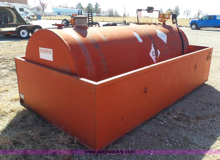 image for item L3182 1,000 gallon fuel tank