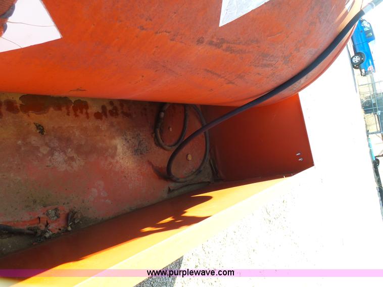 image for item L3182 1,000 gallon fuel tank