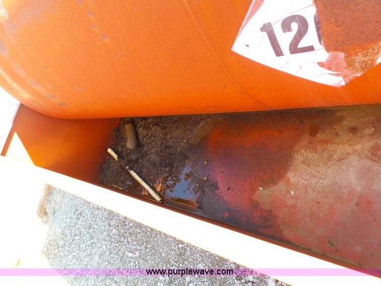 image for item L3182 1,000 gallon fuel tank