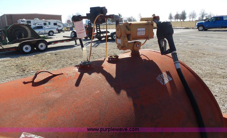 image for item L3182 1,000 gallon fuel tank