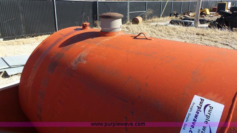 image for item L3182 1,000 gallon fuel tank