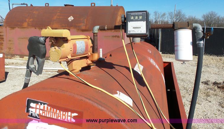 image for item L3182 1,000 gallon fuel tank