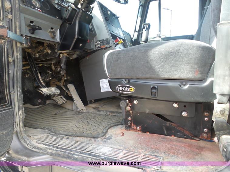 image for item L3205 1996 Mack CL613 water truck