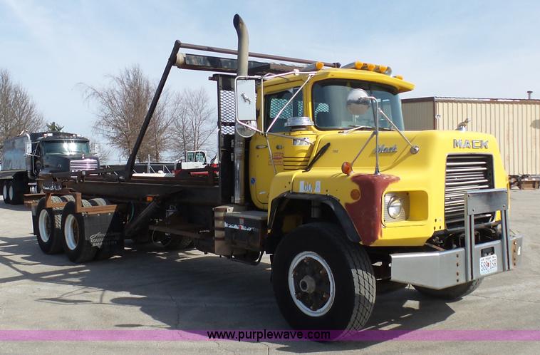 image for item L3209 1988 Mack DM690S roll off truck