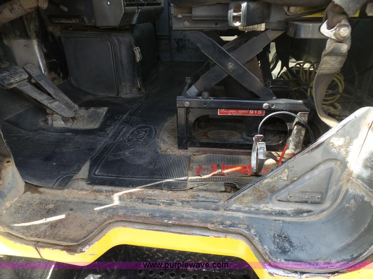 image for item L3209 1988 Mack DM690S roll off truck