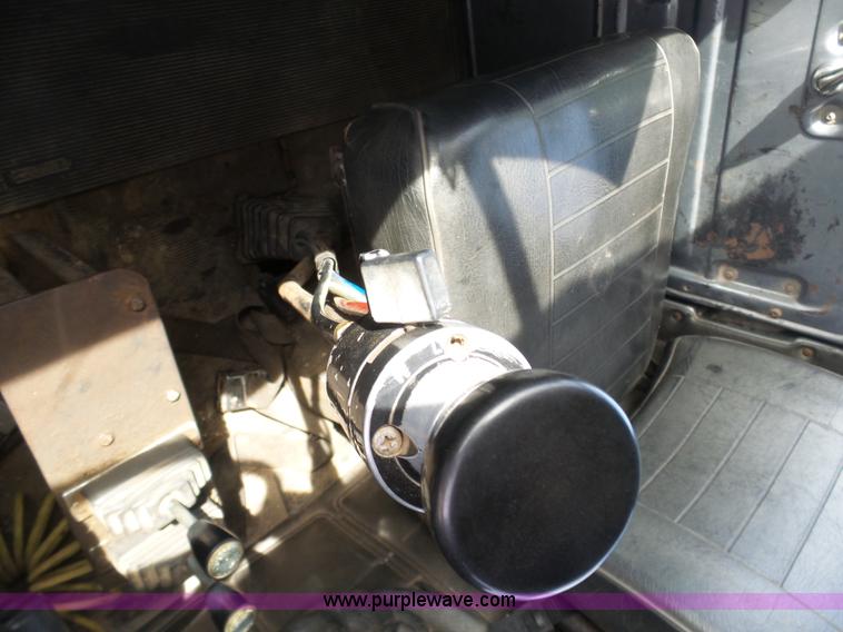 image for item L3209 1988 Mack DM690S roll off truck