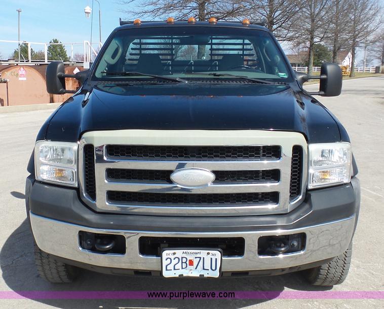 image for item L3211 2006 Ford F550 Super Duty flatbed pickup truck