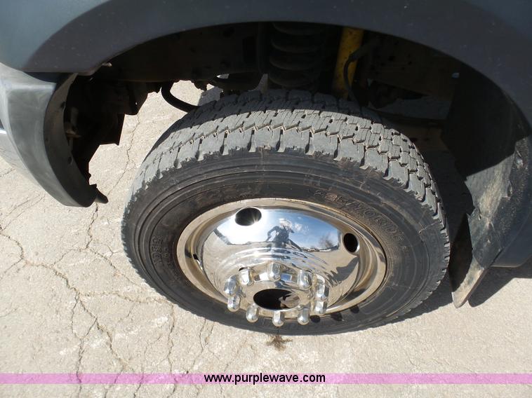 image for item L3211 2006 Ford F550 Super Duty flatbed pickup truck