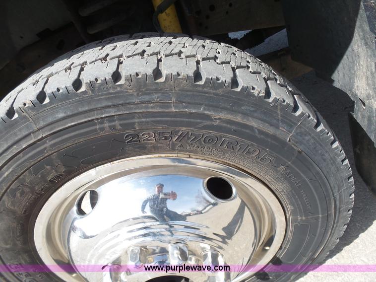 image for item L3211 2006 Ford F550 Super Duty flatbed pickup truck