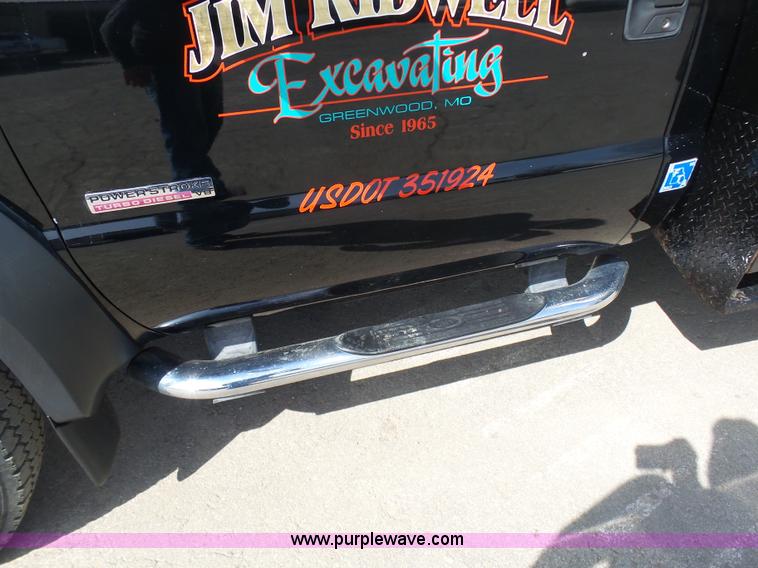 image for item L3211 2006 Ford F550 Super Duty flatbed pickup truck