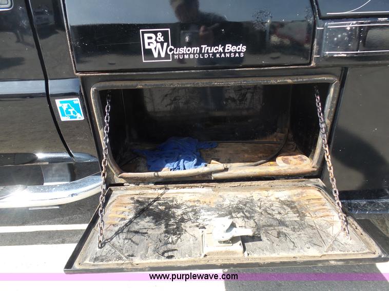 image for item L3211 2006 Ford F550 Super Duty flatbed pickup truck