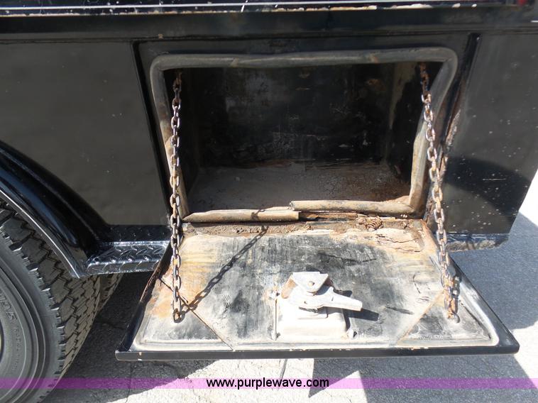 image for item L3211 2006 Ford F550 Super Duty flatbed pickup truck