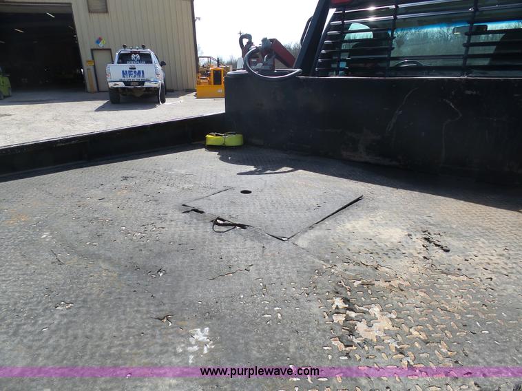 image for item L3211 2006 Ford F550 Super Duty flatbed pickup truck