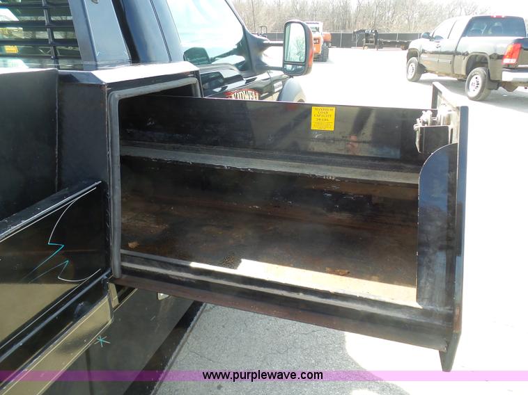 image for item L3211 2006 Ford F550 Super Duty flatbed pickup truck