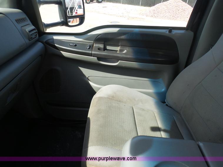 image for item L3211 2006 Ford F550 Super Duty flatbed pickup truck