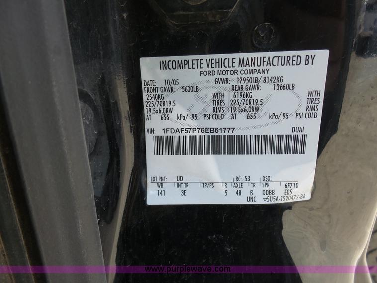 image for item L3211 2006 Ford F550 Super Duty flatbed pickup truck