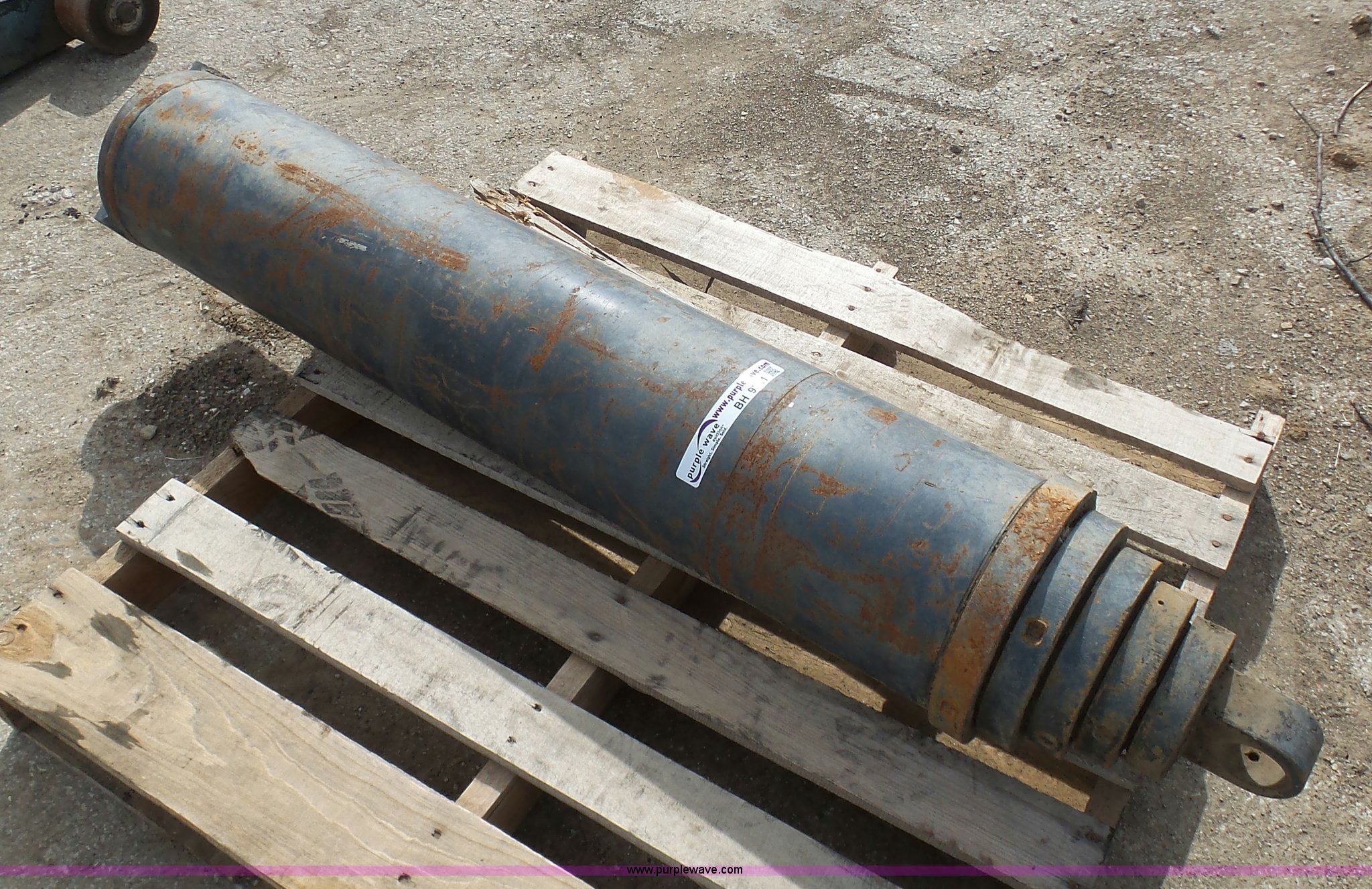 Hydraulic dump bed cylinder in Greenwood, MO Item BH9351 sold