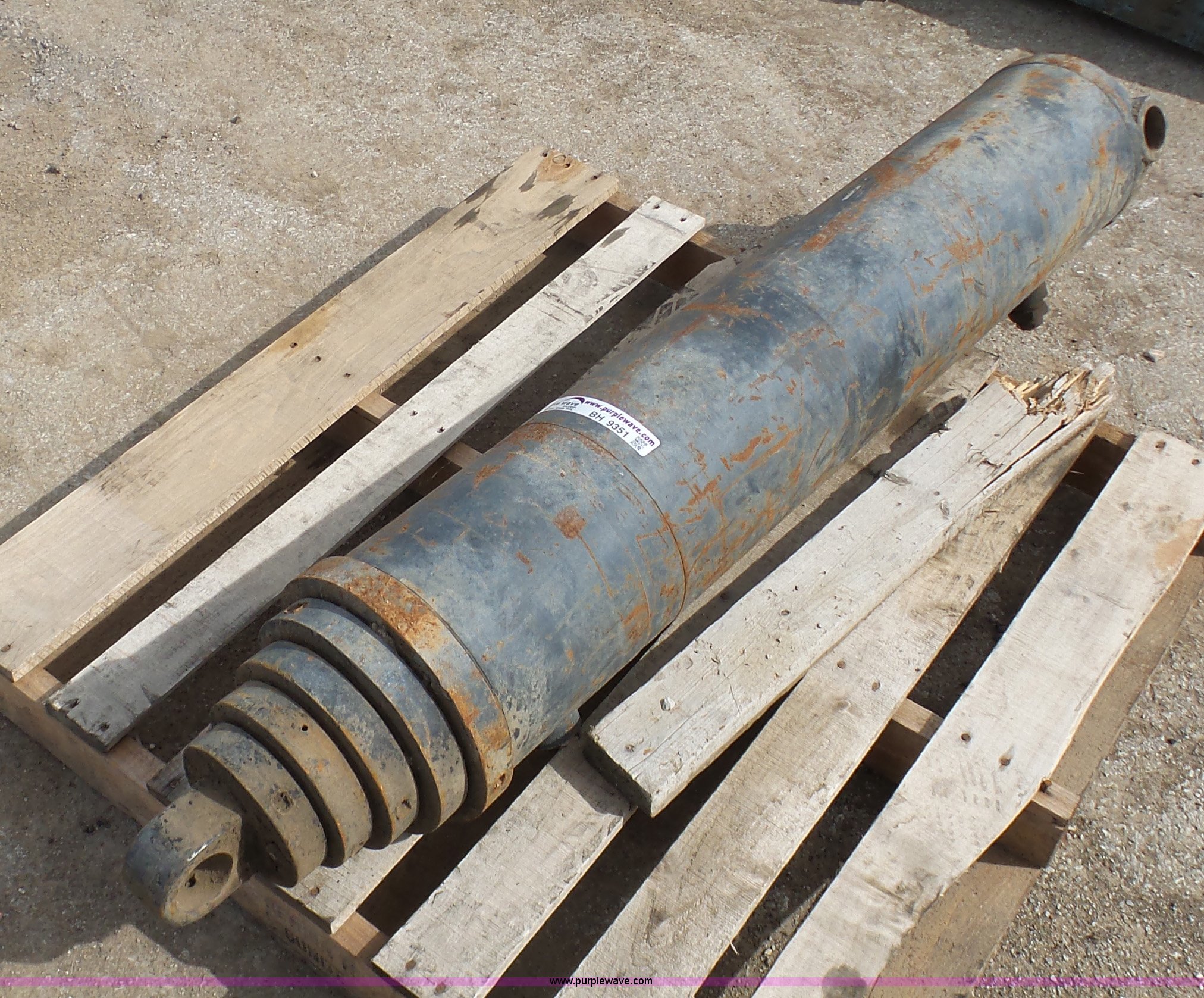 Hydraulic dump bed cylinder in Greenwood, MO Item BH9351 sold