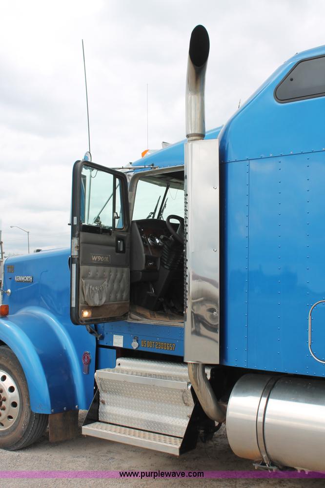 image for item AP9385 2006 Kenworth W900L semi truck