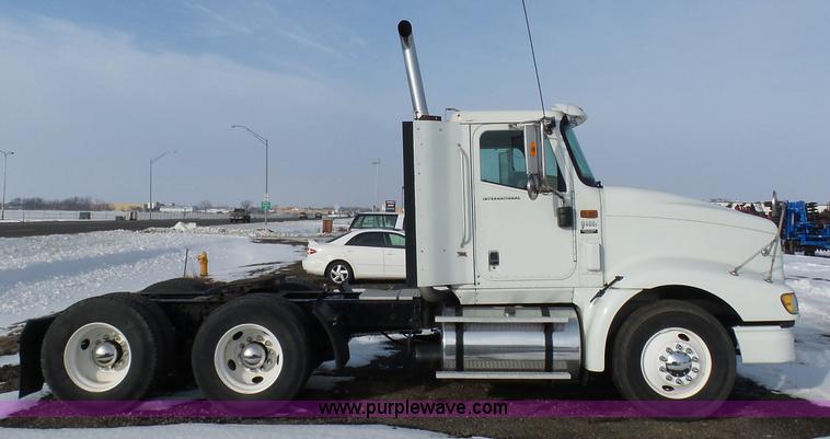 image for item BH9439 2006 International 9400i semi truck