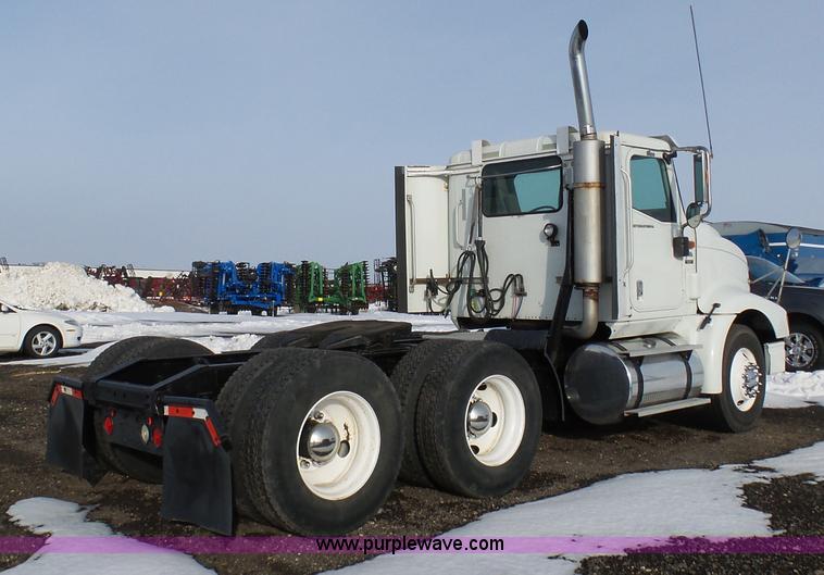 image for item BH9439 2006 International 9400i semi truck