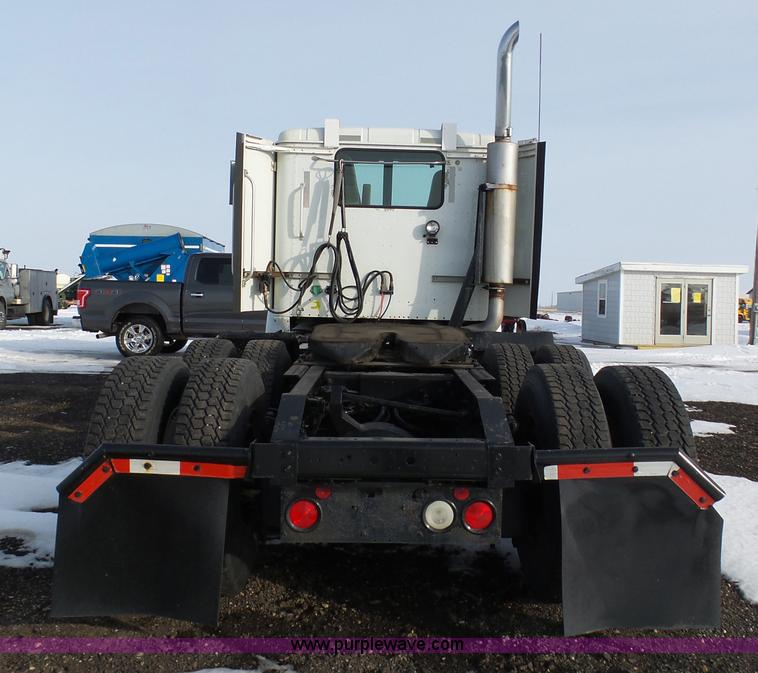 image for item BH9439 2006 International 9400i semi truck