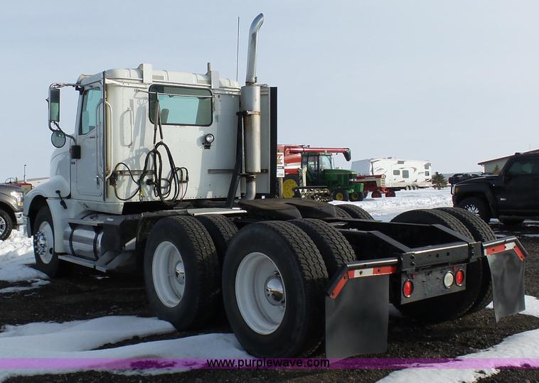 image for item BH9439 2006 International 9400i semi truck