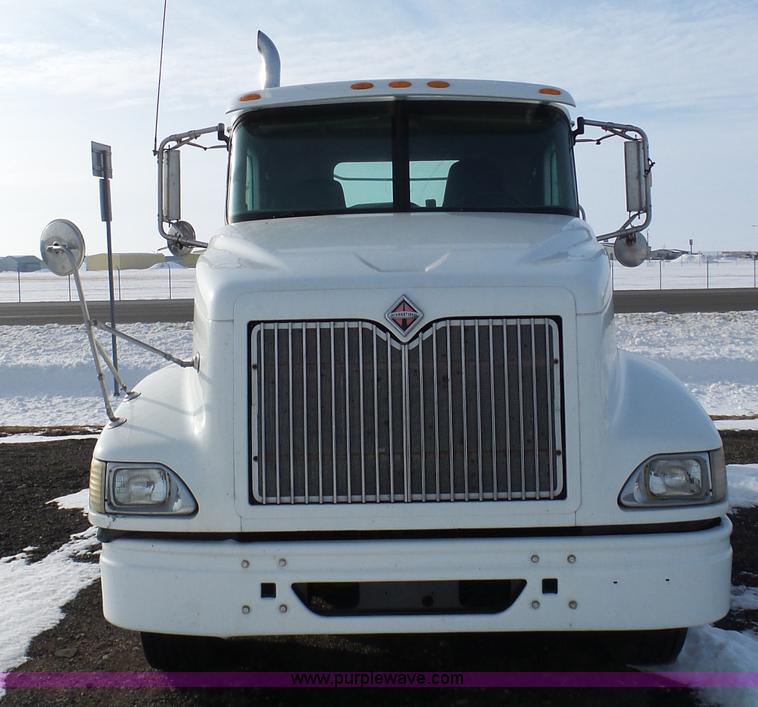 image for item BH9439 2006 International 9400i semi truck