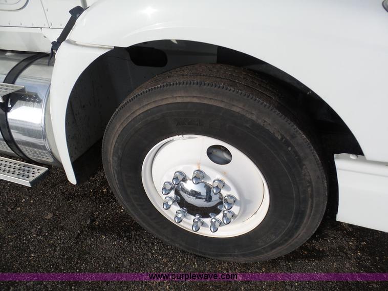 image for item BH9439 2006 International 9400i semi truck