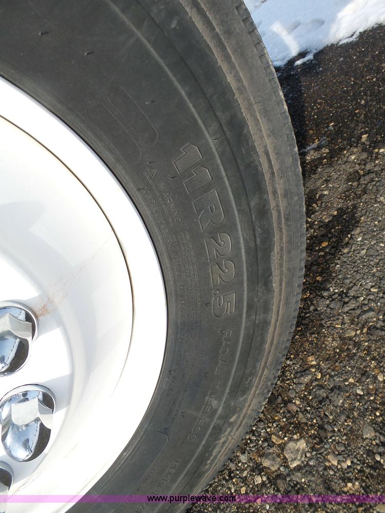 image for item BH9439 2006 International 9400i semi truck