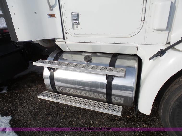 image for item BH9439 2006 International 9400i semi truck