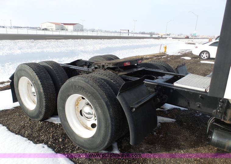 image for item BH9439 2006 International 9400i semi truck