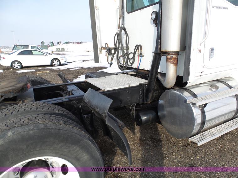 image for item BH9439 2006 International 9400i semi truck