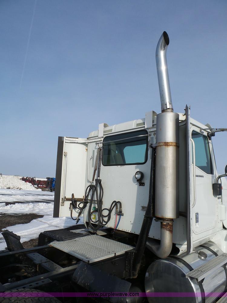 image for item BH9439 2006 International 9400i semi truck