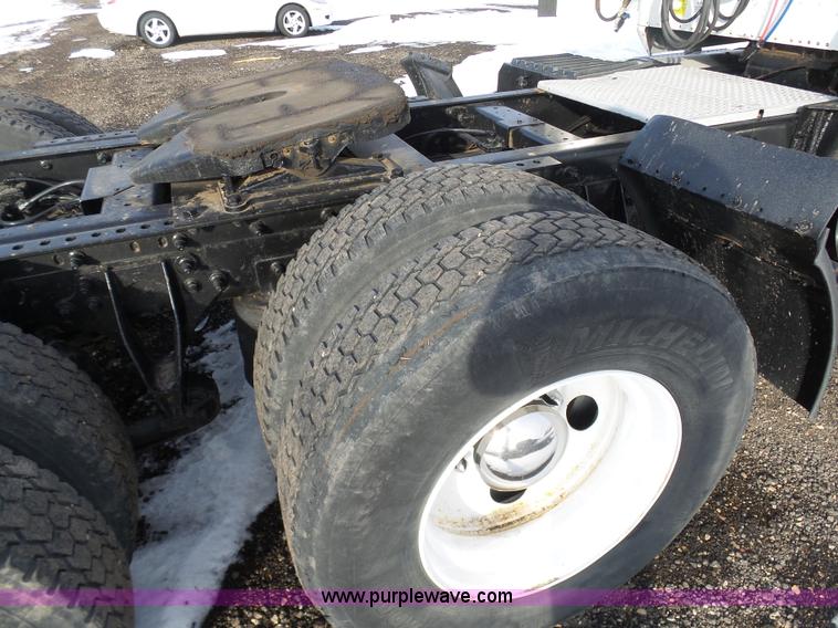 image for item BH9439 2006 International 9400i semi truck