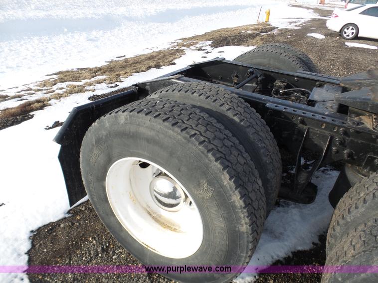 image for item BH9439 2006 International 9400i semi truck