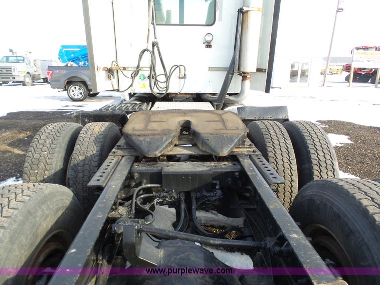 image for item BH9439 2006 International 9400i semi truck