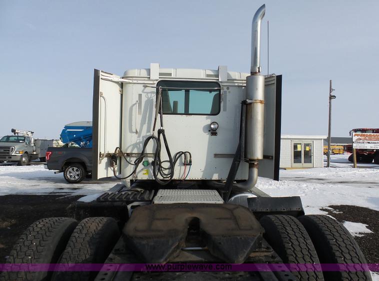 image for item BH9439 2006 International 9400i semi truck