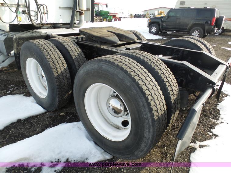 image for item BH9439 2006 International 9400i semi truck