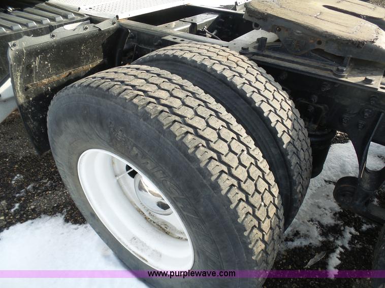 image for item BH9439 2006 International 9400i semi truck