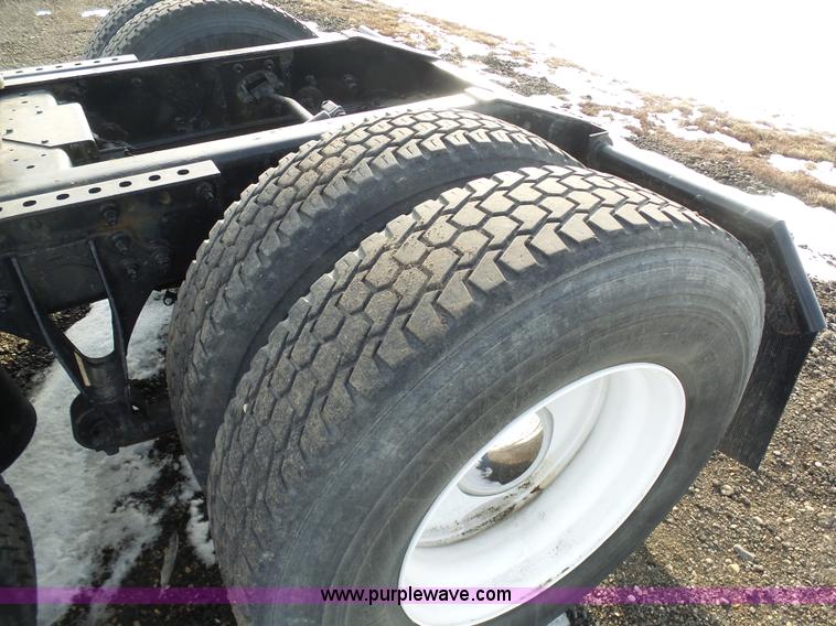 image for item BH9439 2006 International 9400i semi truck