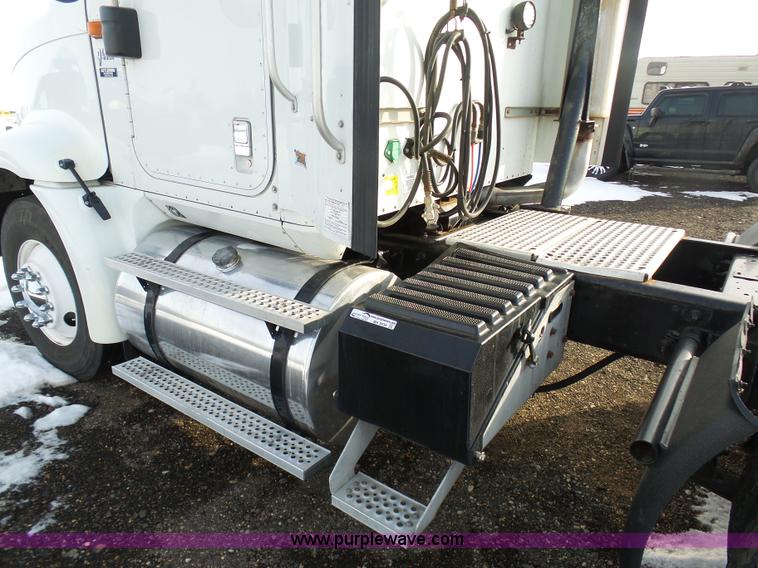 image for item BH9439 2006 International 9400i semi truck