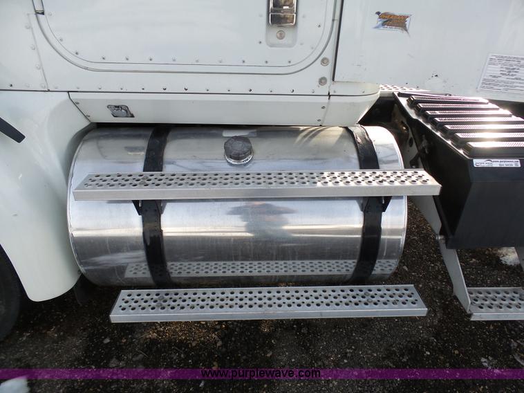 image for item BH9439 2006 International 9400i semi truck