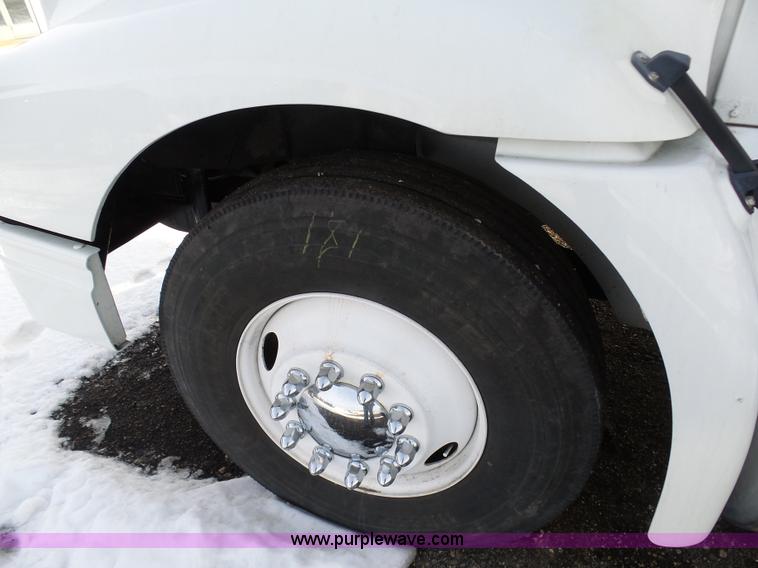 image for item BH9439 2006 International 9400i semi truck