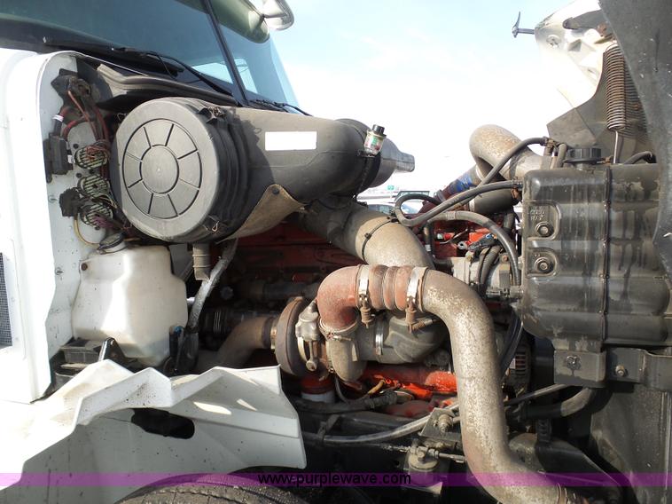 image for item BH9439 2006 International 9400i semi truck