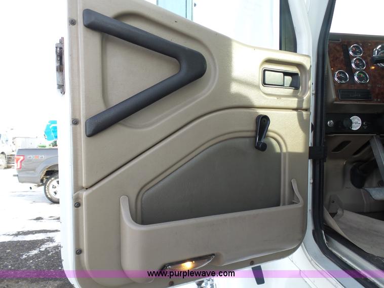 image for item BH9439 2006 International 9400i semi truck