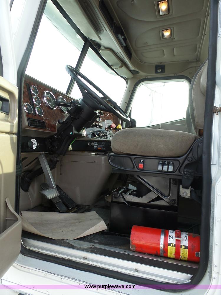 image for item BH9439 2006 International 9400i semi truck