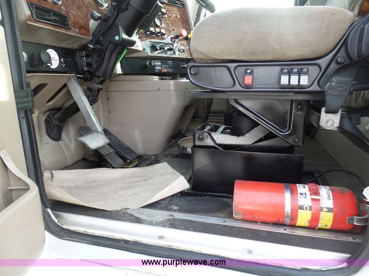 image for item BH9439 2006 International 9400i semi truck