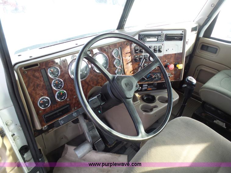 image for item BH9439 2006 International 9400i semi truck