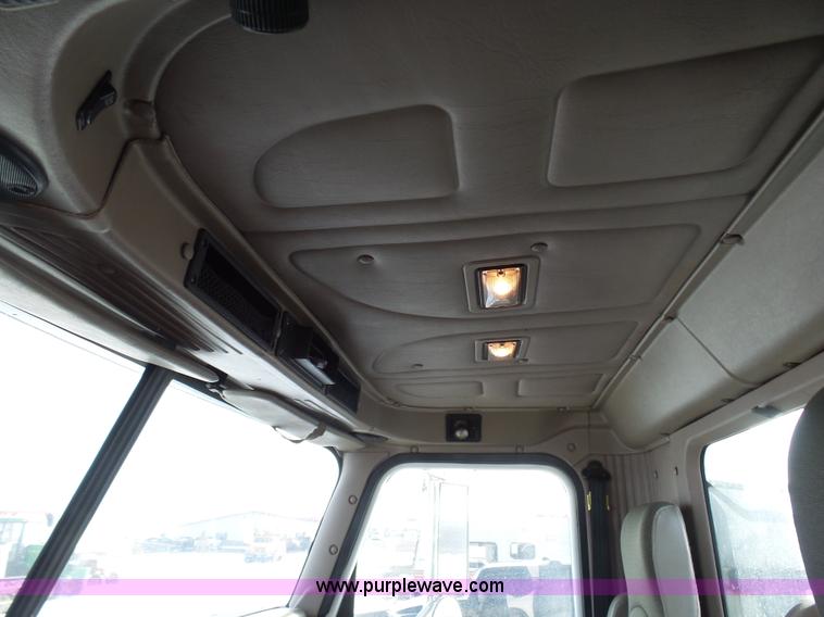 image for item BH9439 2006 International 9400i semi truck